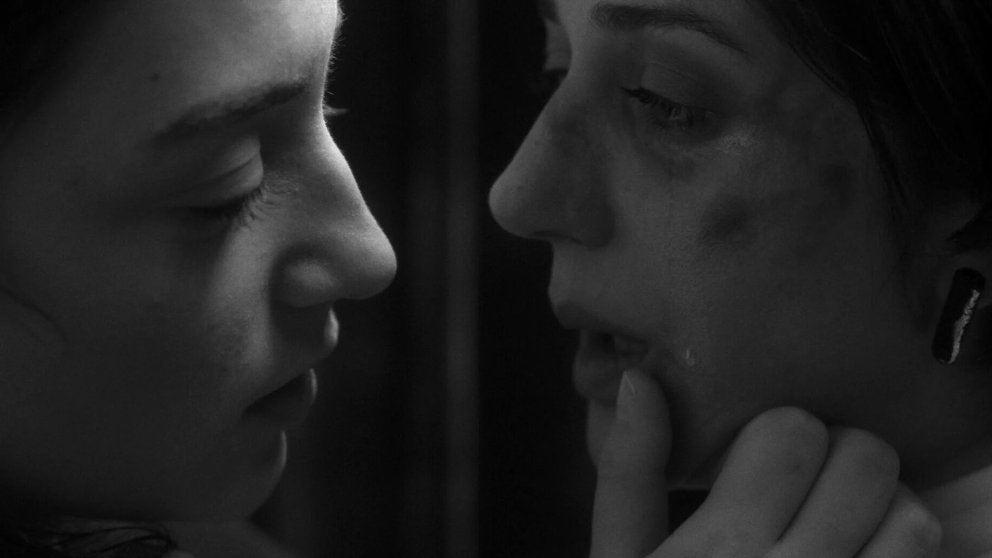 Oscarisé et présenté pour la première fois en Suisse au SMAFF : TWO PEOPLE EXCHANGING SALIVA de Natalie Musteata et Alexandre Singh, avec Zar Amir Ebrahimi.
