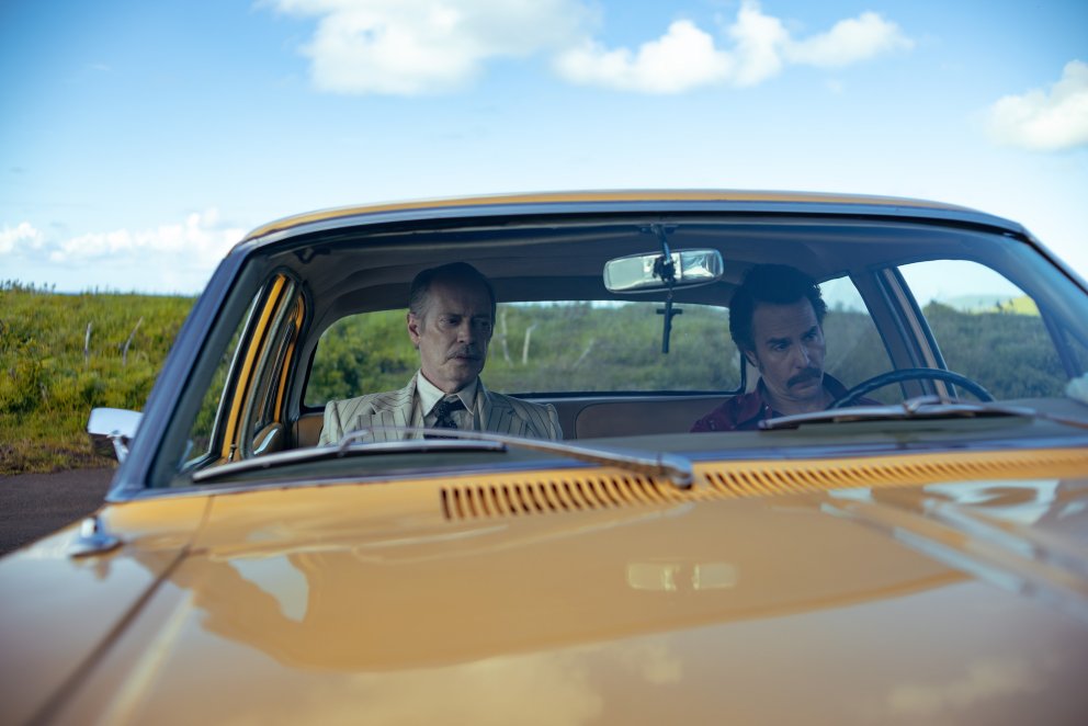 Sam Rockwell et John Malkovich dans les rôles des agents de la CIA Lee et Chris, devant le décor spectaculaire de Rapa Nui.